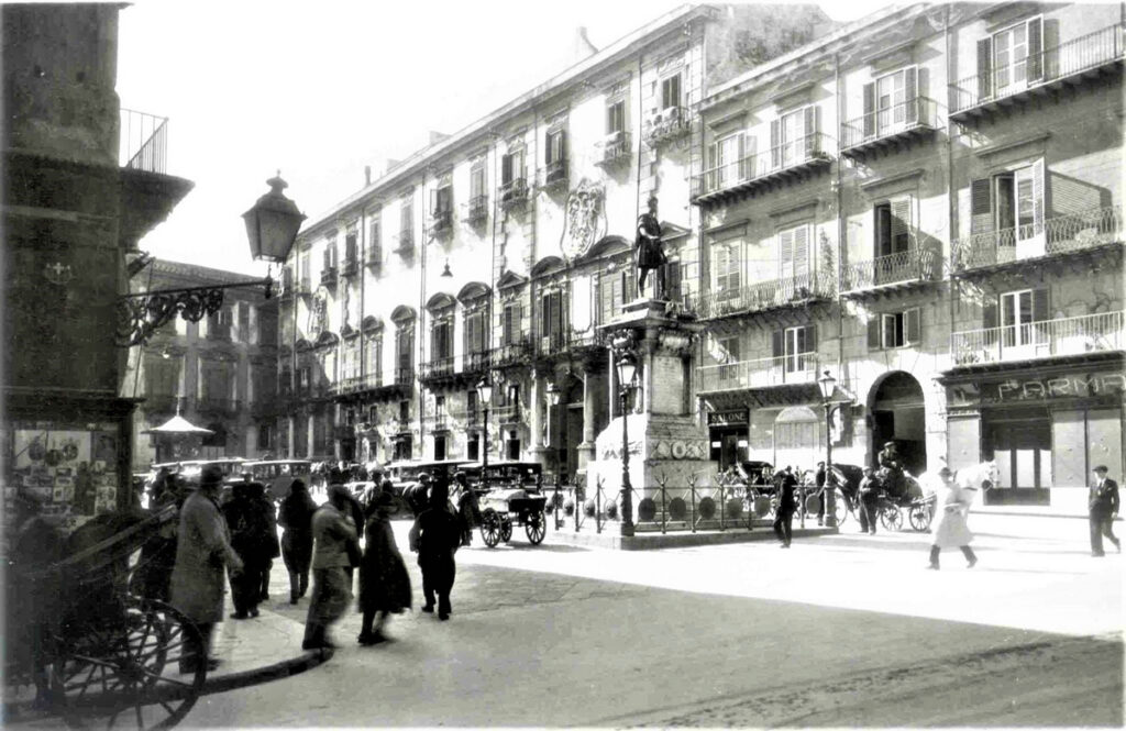 La piazza Bologni a Palermo