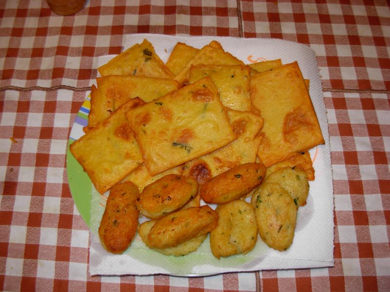 Panelle e cazzille (Camillo from Palermo, Sicilia, CC BY 2.0 https://creativecommons.org/licenses/by/2.0, via Wikimedia Commons)