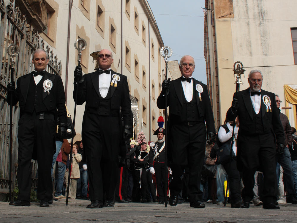 I confrati nella processione dei Cocchieri il venerdì Santo - Palermo, aprile 2011 (© Angelo Trapani)