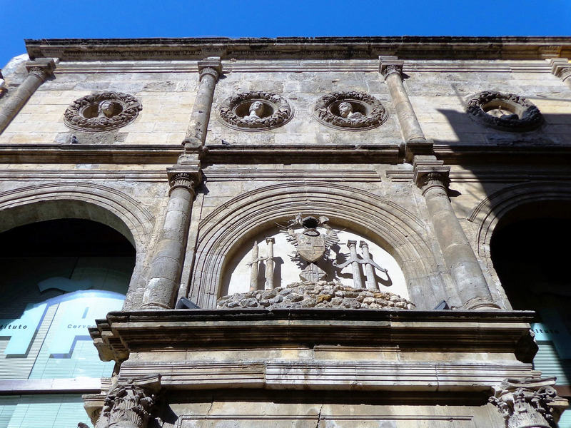 La pregevole facciata dela chiesa di santa Eulalia alla Vucciria (Effems, CC BY-SA 4.0 https://creativecommons.org/licenses/by-sa/4.0, via Wikimedia Commons)