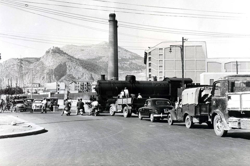 Il treno nei pressi del porto di Palermo - 1955