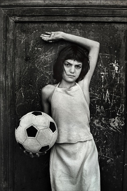 La ragazzina con il pallone, alla Cala - 1980