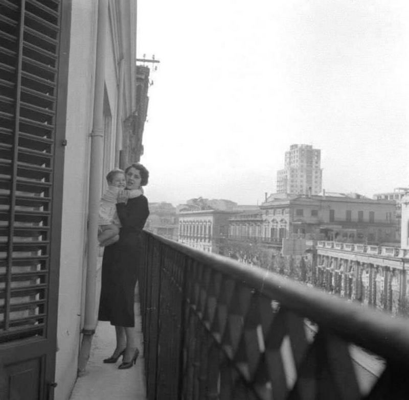 L'altissimo palazzo INA in costruzione, visto da via Cavour - foto Incorpora, 1954